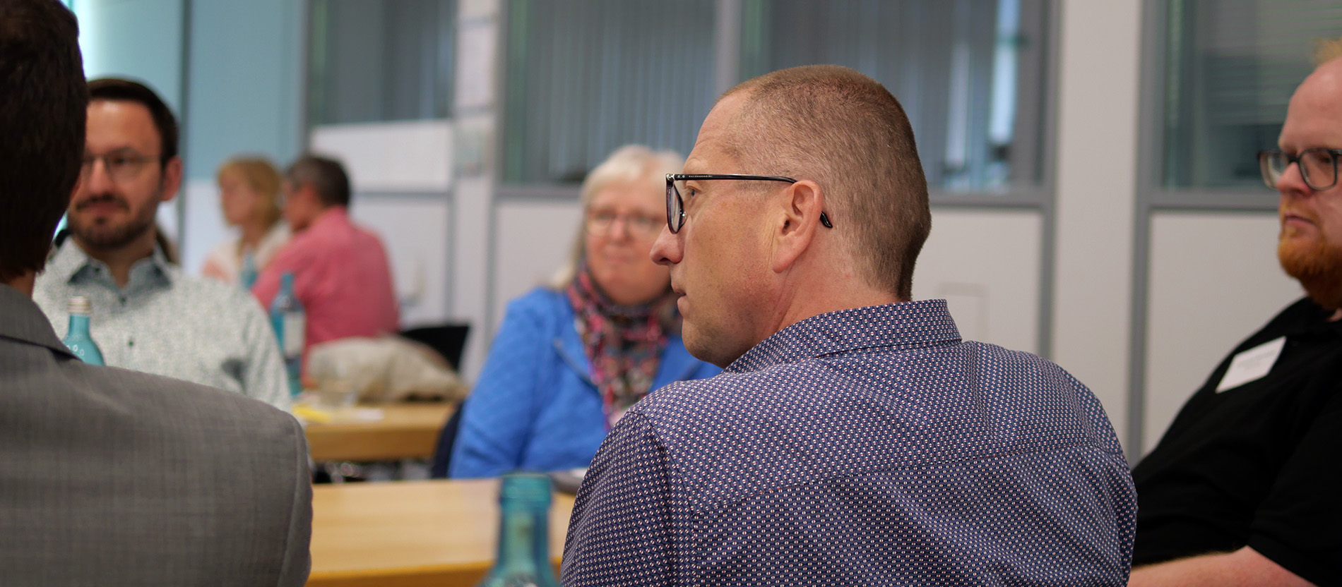 Pfarrer Robert Geßmann in einer Kleingruppe bei der alt-katholischen Synode 2026