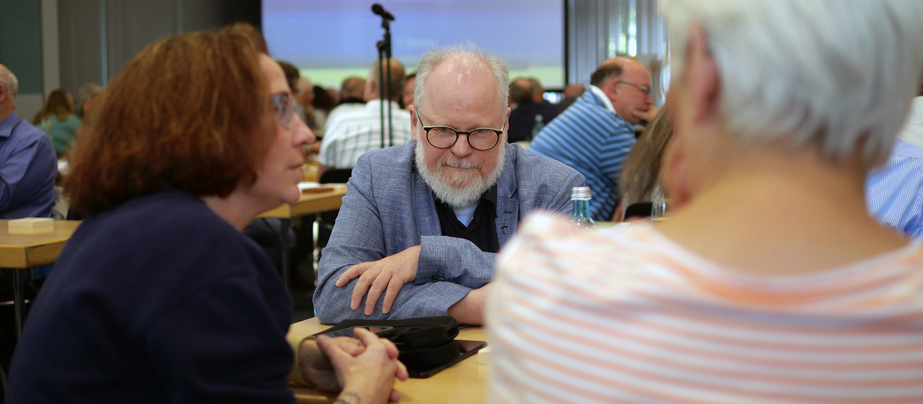 Pfarrer Walter Jungbauer in einer Kleingruppe bei der alt-katholischen Synode 2026