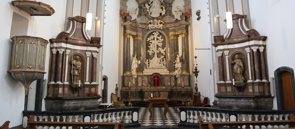 Der Altarraum von St. Gregorius. Hoch- und Seitenaltäre wurden nach ihrer Zerstörung im Zweiten Weltkrieg wieder hergestellt.