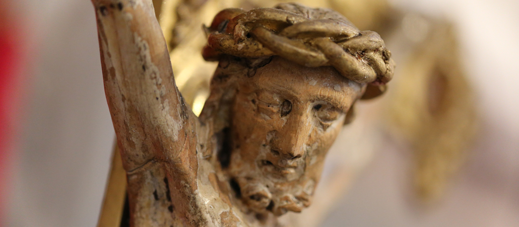 Detailaufnahme aus dem Altarraum: Der gekreuzigte Jesus mit Dornenkrone.