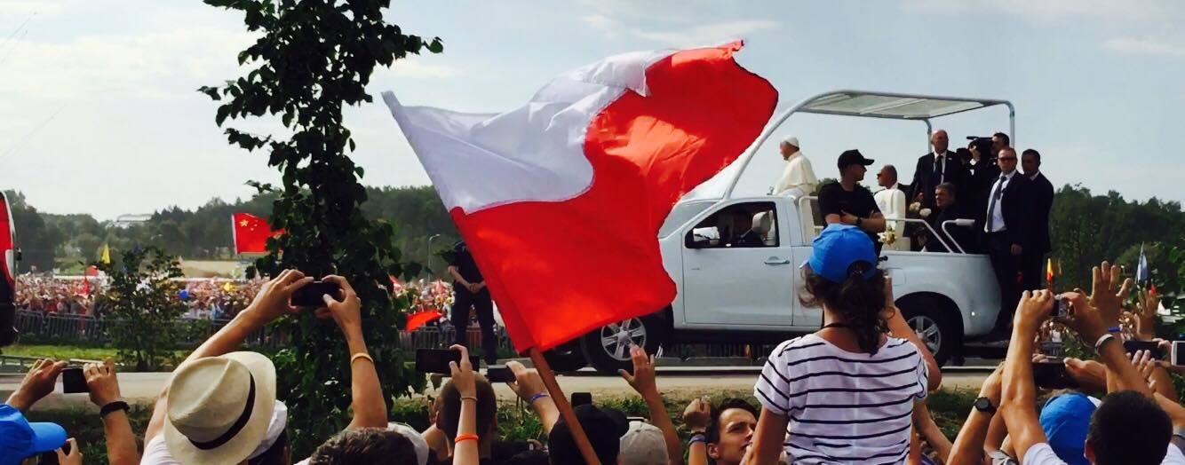 Das Lieblingsbild von Volontärin Alicja Malinowski zeigt Papst Franziskus, der im Papamobil anjubelnden Jugendlichen vorbeifährt: 