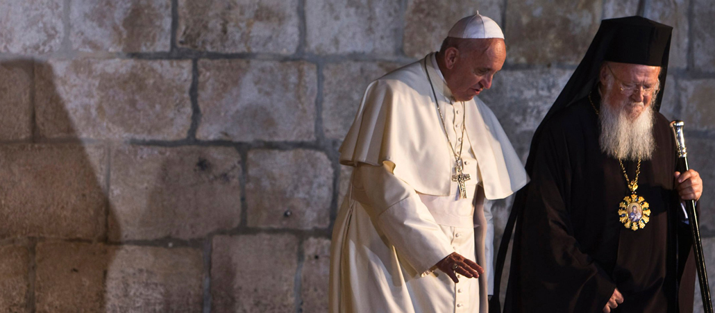Papst Franziskus und der Ökumenische Patriarch Bartholomaios I. in der Grabekirche in Jerusalem.