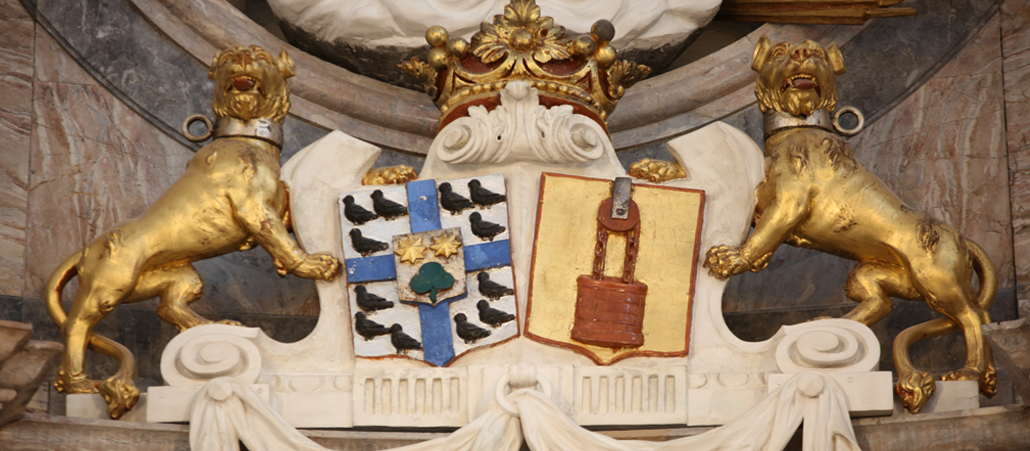 Die Familienwappen des Stifterehepaars von Groote (links) und zum Pütz am Hochaltar.