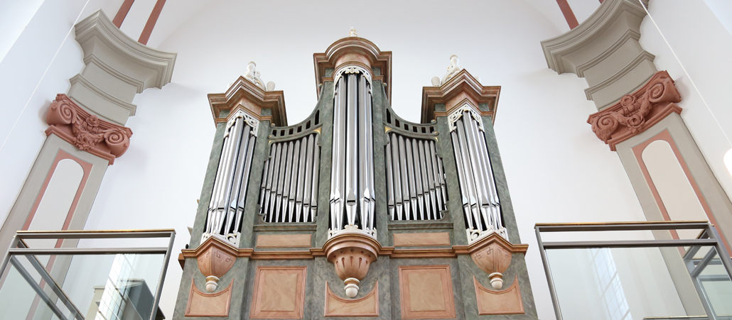 Eine Orgel auf einer Orgelbühne.