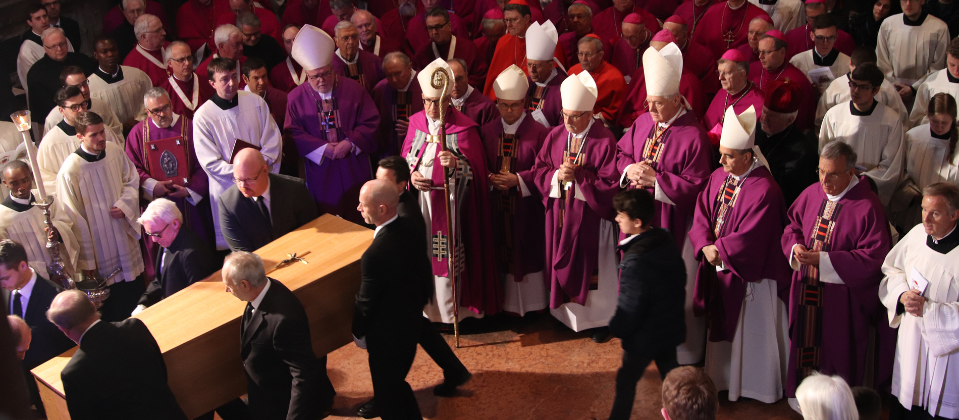 Kardinal Karl Lehmann wird zu Grabe getragen.