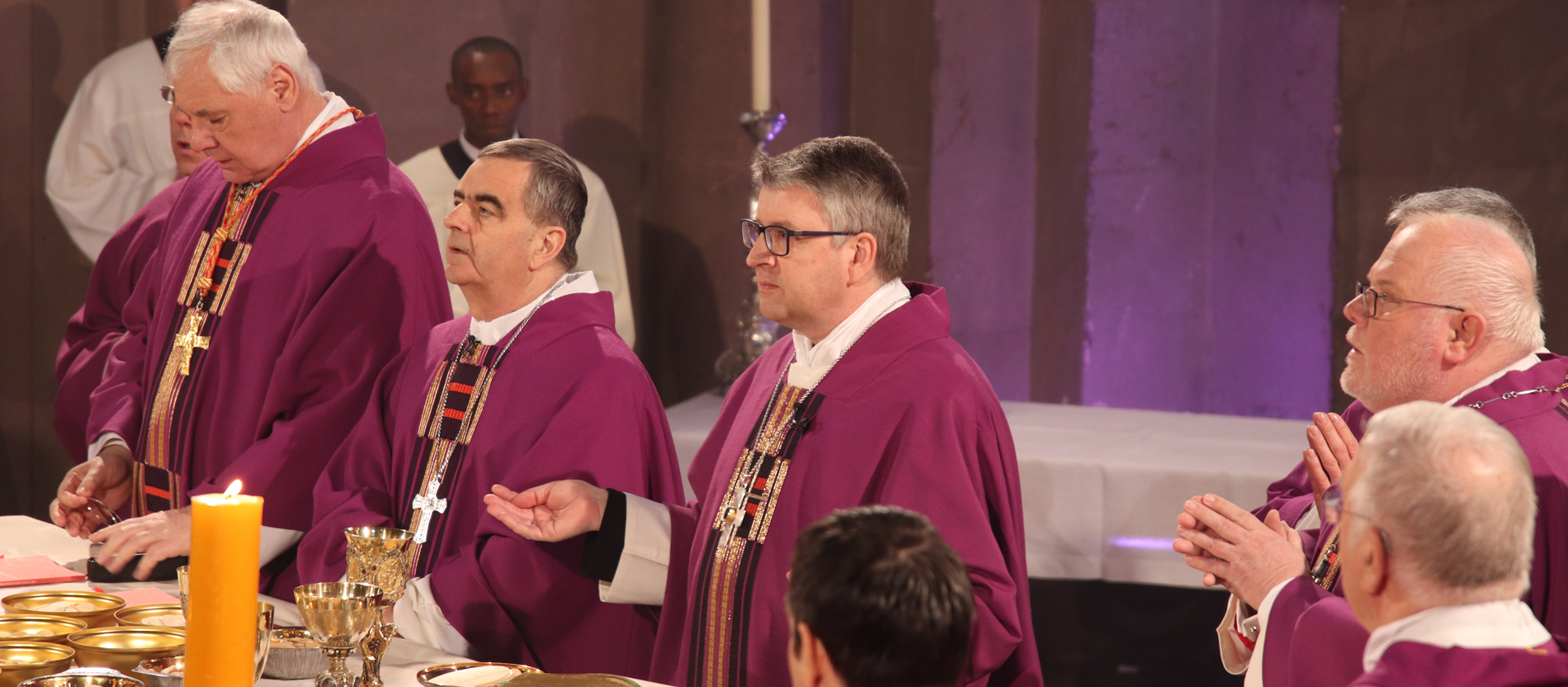 Als Vertreter des Papstes feiert der Apostolische Nuntius in Deutschland, Erzbischof Nikola Eterovic, das Requiem für Kardinal Karl Lehmann mit.