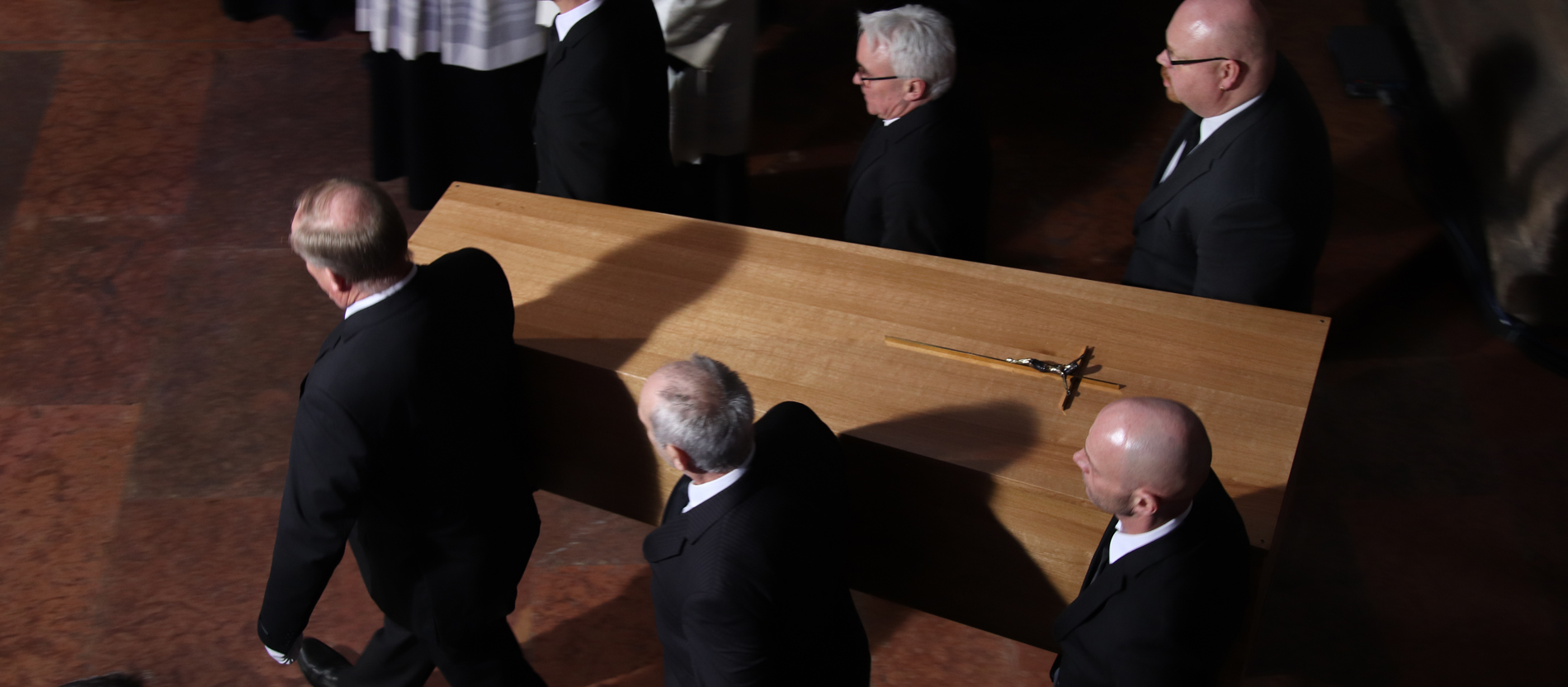 Nach dem Requiem wird der Sarg mit Kardinal Karl Lehmann zu seiner letzten Ruhestätte in der Gruft des Mainzer Doms getragen.
