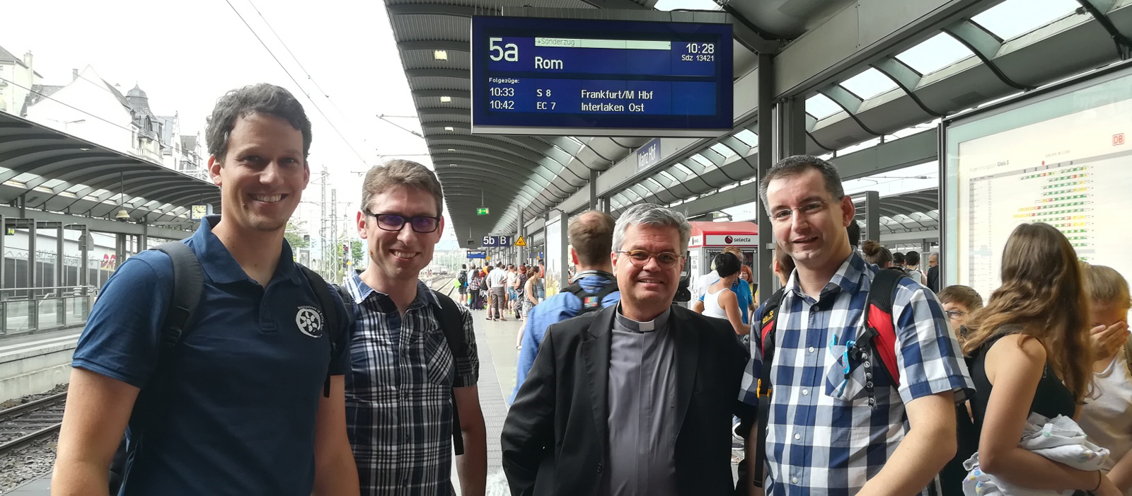 Weihbischof Udo Bentz verabschiedete die Ministranten persönlich am Mainzer Hauptbahnhof.