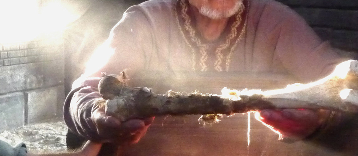 Ein Mann hält einen Knochen in die KIamera