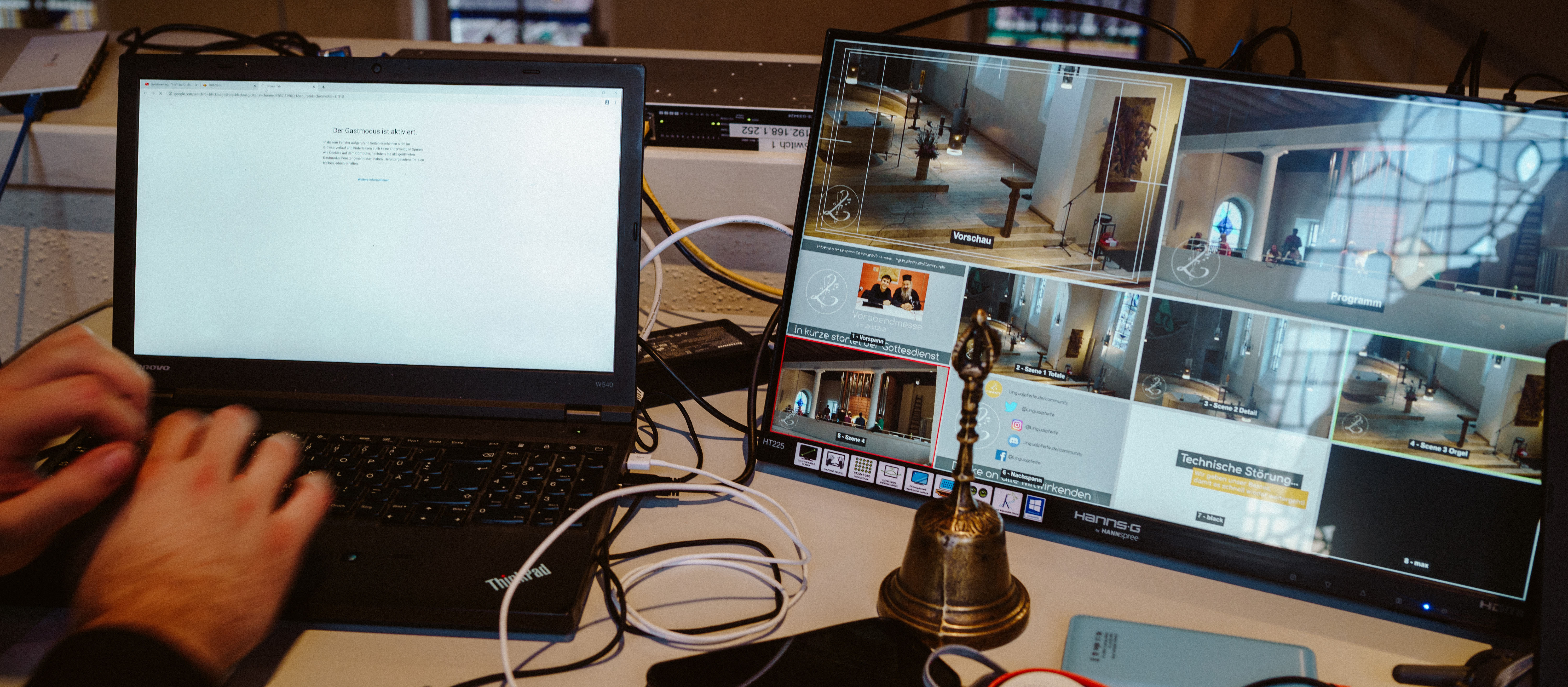 Ein Gottesdienstlivestream wird am Laptop gesteuert