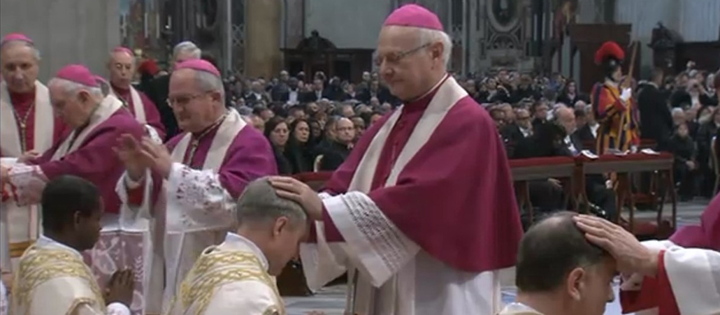 Der Freiburger Erzbischof Robert Zollitsch legt Georg Gänswein die Hände bei dessen Bischofsweihe am 6. Januar 2013 im Petersdom auf.