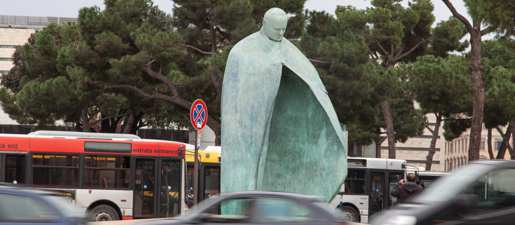 Die neue Version der Statue von Papst Johannes Paul II. am römischen Bahnhof Termini.
