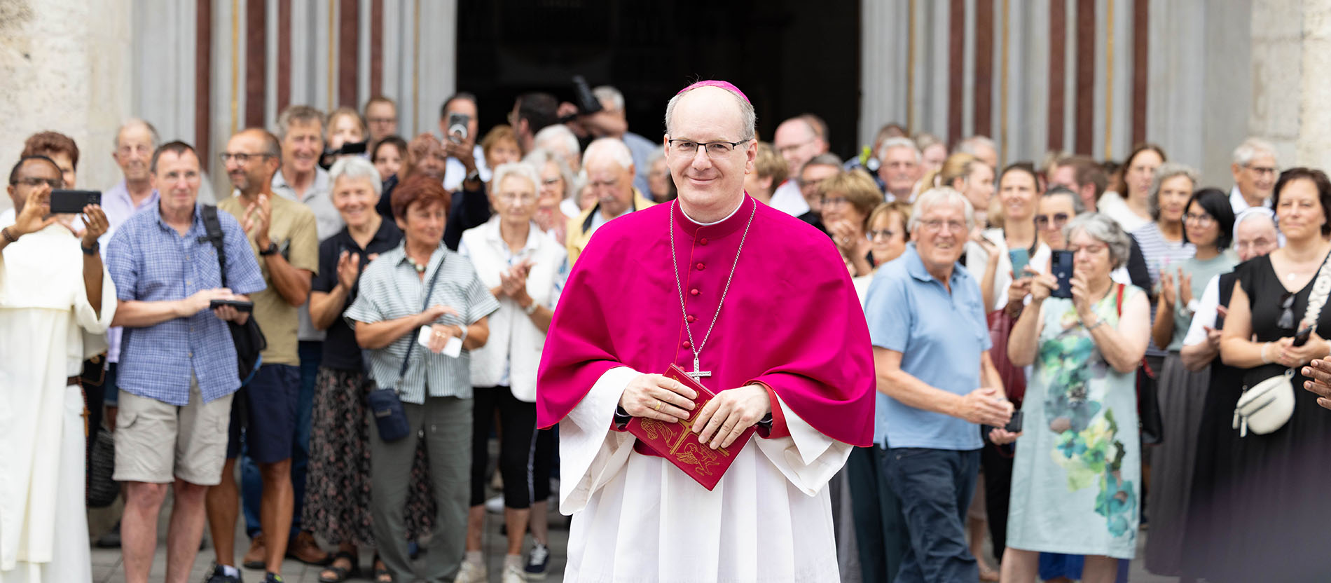 Bischof Christian Würtz bei seiner Vorstellung als neuer Eichstätter Bischof vor dem Eichstätter Dom