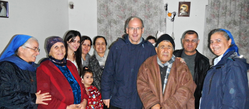 Bruder Andreas zu Besuch bei einer Familie aus Karakosch, die jetzt in einem Zimmer in Ankawa (Irak) lebt