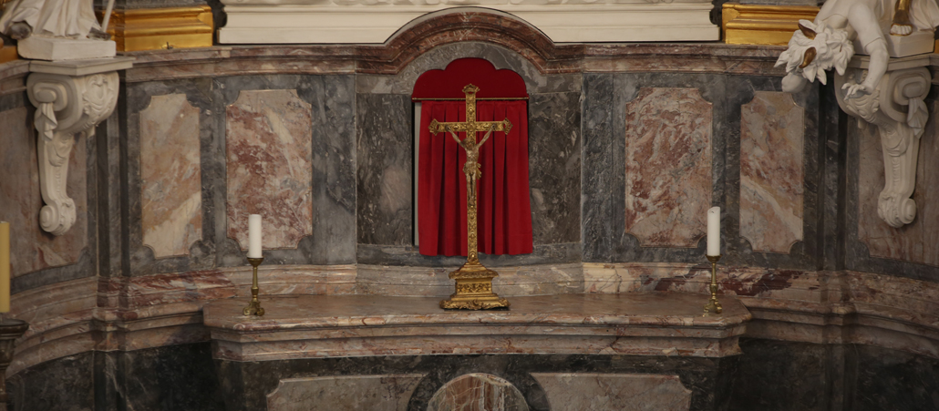 Detailaufnahme des Hochaltars: Der Tabernakel mit Altarkreuz.