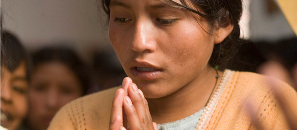 Betendes Mädchen beim Kindergottesdienst in der Kirche von Titicachi, Bolivien.