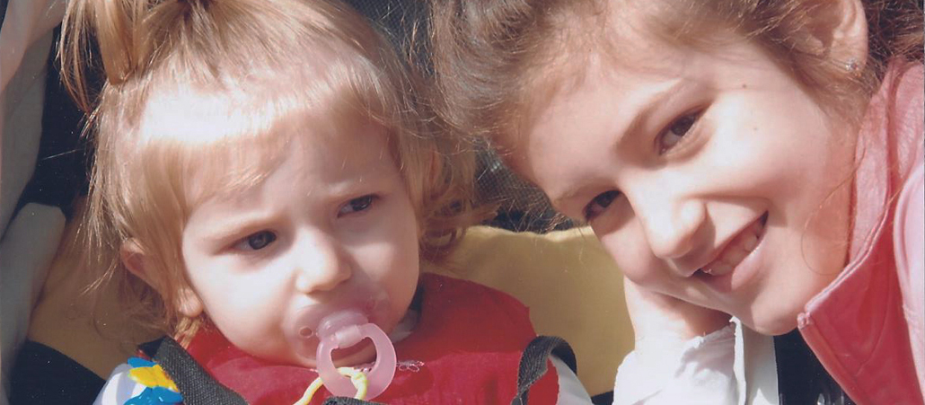 Arleja und Aisel, zwei von den drei Kindern der Familie Gashi.