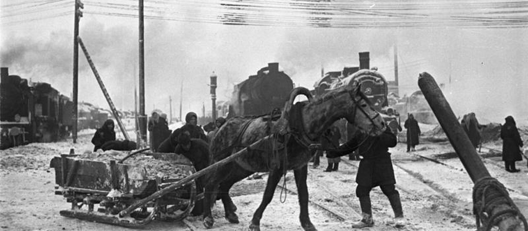Jüdische Bürger von Orscha, die auf dem Bahnhofsgelände Zwangsarbeit leisten, werden für die Eis- und Schneebeseitigung eingesetzt (Aufn. Februar 1942).