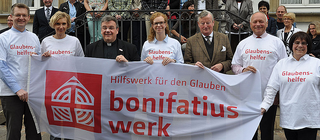 Der Präsident des Bonifatiuswerkes, Georg Freiherr von und zu Brenken (3. v. r), und der Generalsekretär des Bonifatiuswerkes, Monsignore Georg Austen (3. v. l.), präsentieren mit den Mitarbeitern das Bonifatiuswerk als Hilfswerk für den Glauben.