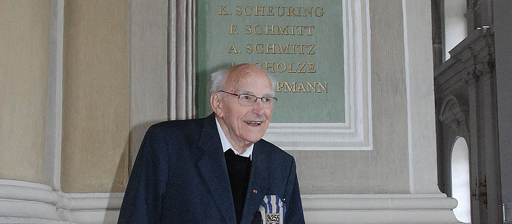 Prälat Hermann Scheipers 2011 in der Gedächtniskapelle der Dresdner Kathedrale vor den Namen der Priester, die in den Konzentrationslagern der Nazis "gelitten haben um Christi willen".