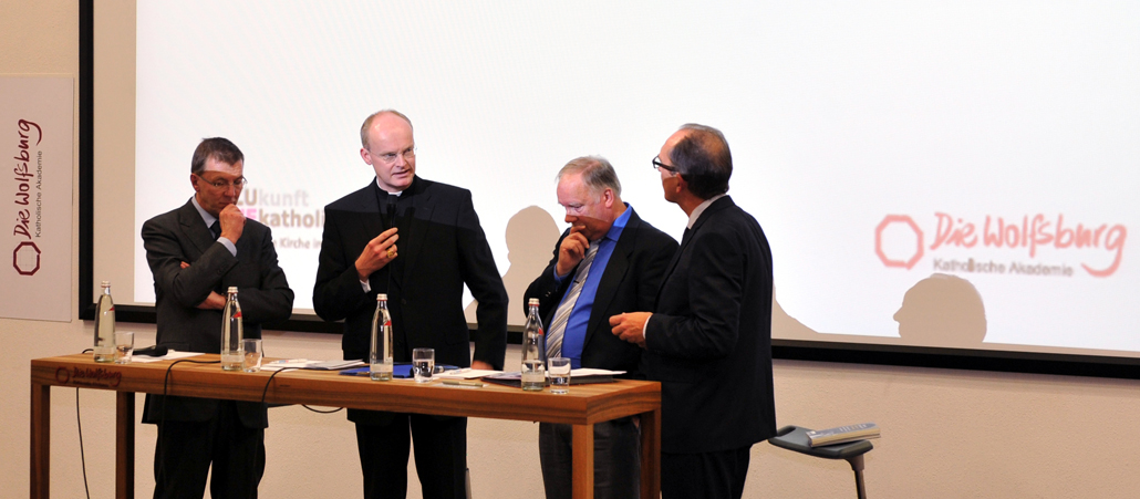 Wie kann die Kirche mit dem Scheitern von Lebensentwürfen umgehen? (v.l.:) Eberhard Schockenhoff, Moraltheologe; Bischof Franz-Josef Overbeck; Thomas Auchter und Wolfsburg-Direktor Michael Schlagheck.
