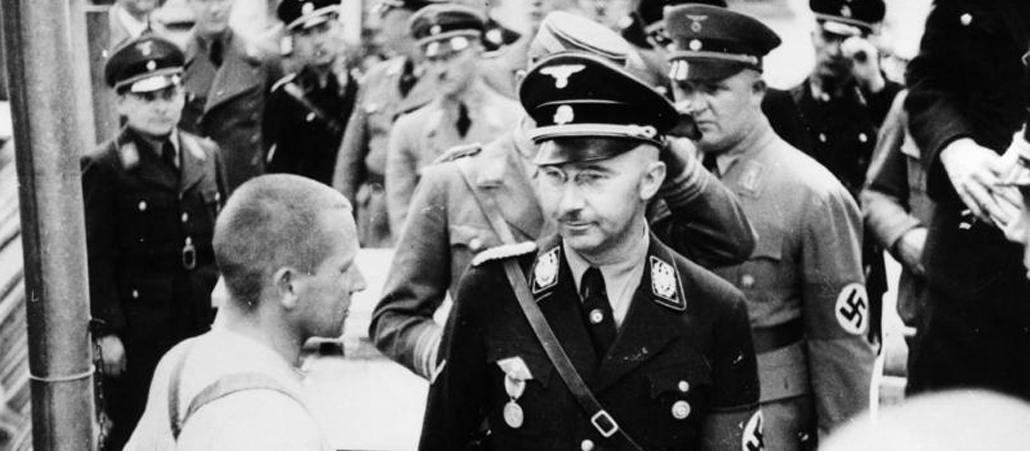 SS-Chef Heinrich Himmler bei einem Besuch im KZ Dachau, wo ab 1940 gefangene Geistliche interniert wurden.