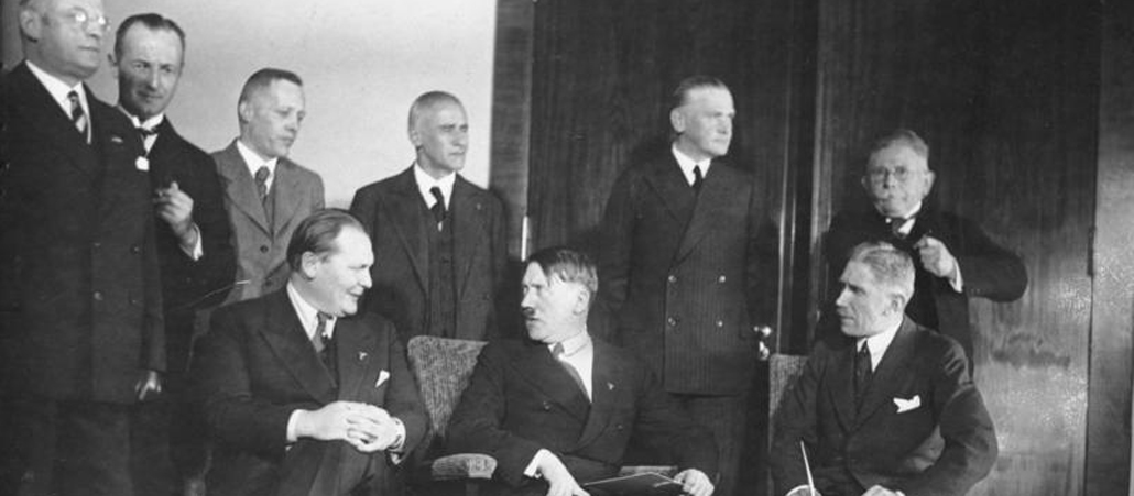 Adolf Hitler (M., sitzend) am Tag seiner Ernennung zum Reichskanzler mit seinem Kabinett.