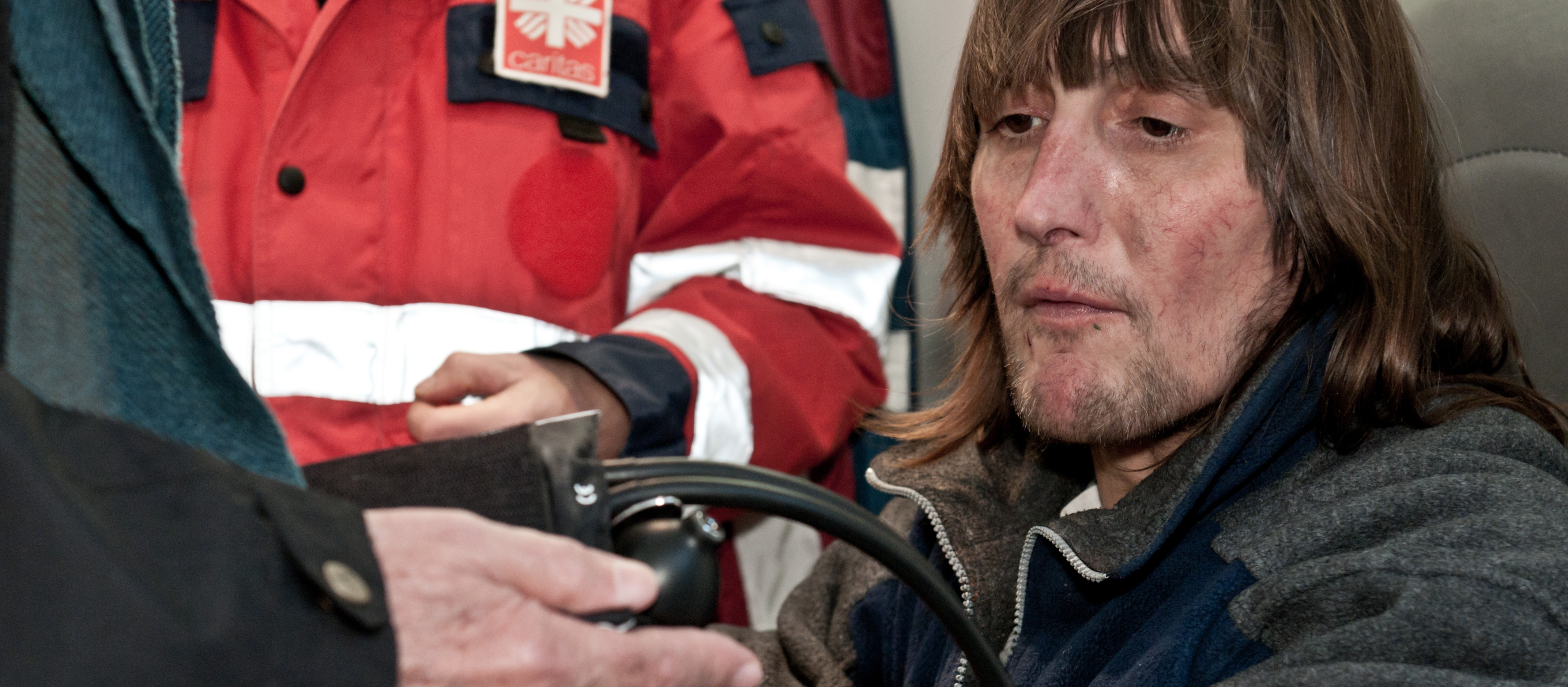 Ein Obdachloser bekommt medizinische Hilfe.