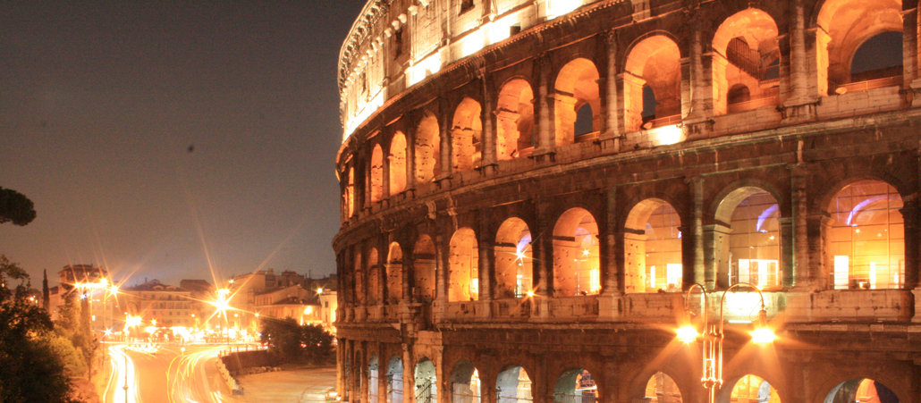 Das erleuchtete Colosseum in Rom.