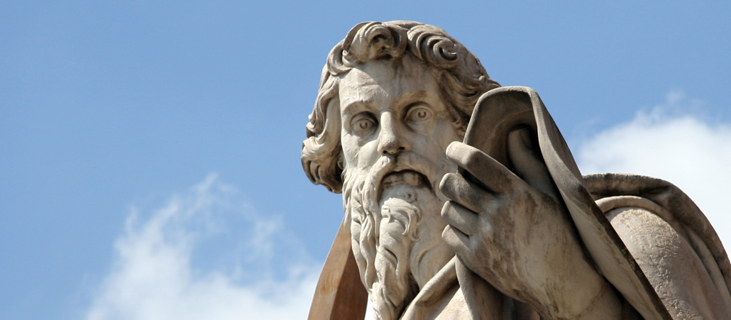Die Statue des Heiligen Paulus auf dem Petersplatz im Vatikan.