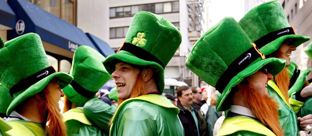 Männer sind zum Saint Patrick's Day als Kobolde, sogenannte Leprechauns, verkleidet.