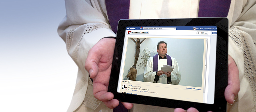 Der katholische Priester Dietmar Heeg hält beim 2. Facebook-Gottesdienst am 13. Dezember 2012 ein Tablet-PC in den Händen.