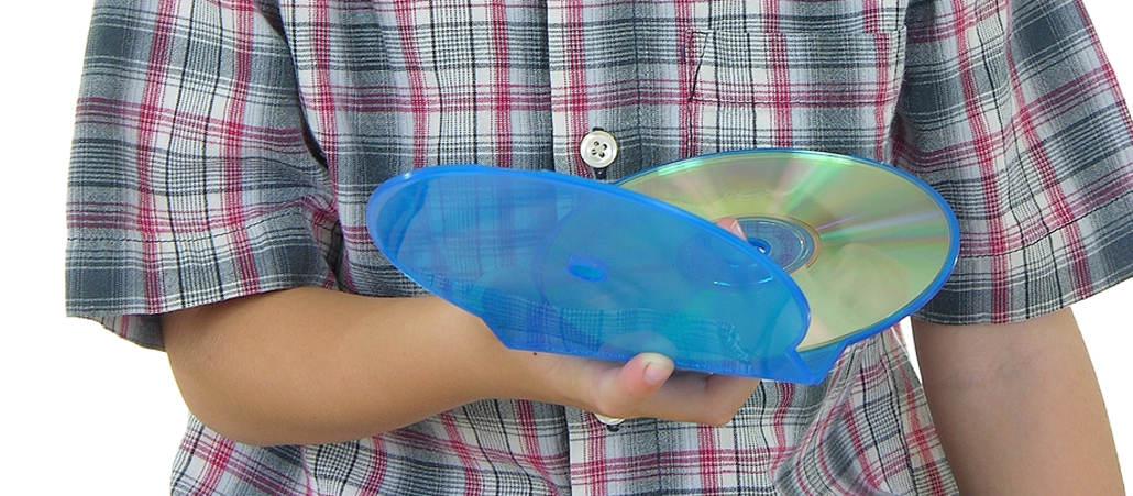 Ein junge hält eine CD mit Hülle in der Hand