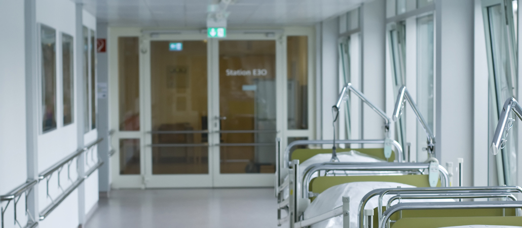 Betten in einem Krankenhausflur (Symbolbild).