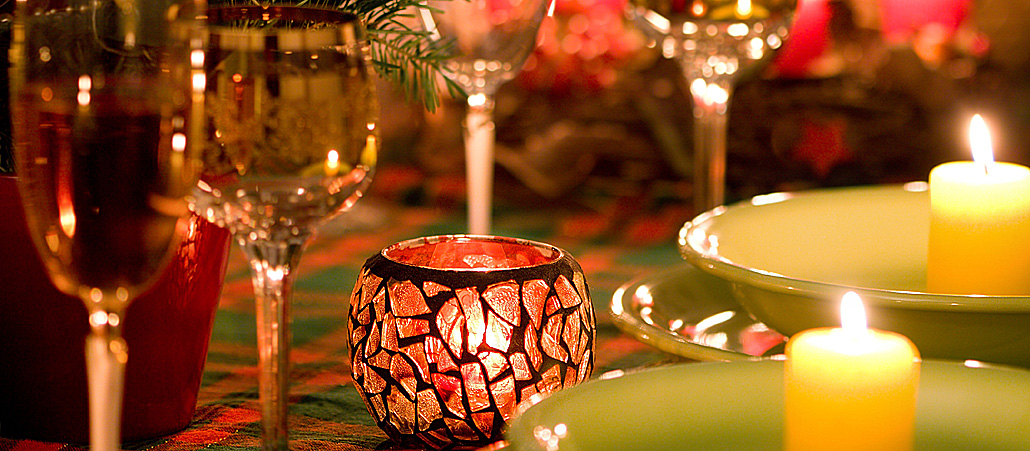 Ein festlich gedeckter weihnachtlicher Esstisch.