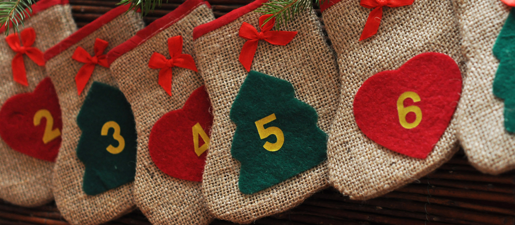 Ein Adventskalender in Form von Stoffsäckchen.