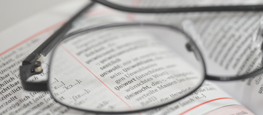 Blick auf einen Duden mit dem Wort "Unwort" in der Mitte.