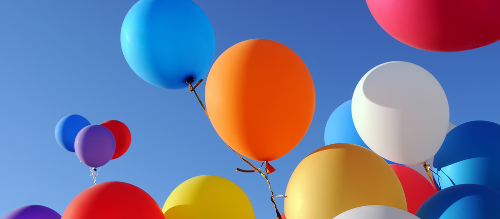 Luftballons vor blauem Himmel