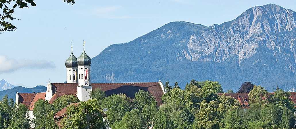 Das Kloster Benediktbeuern liegt traumhaft vor der imponierenden Kulisse der bayerischen Alpen.