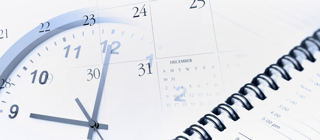 Eine Uhr und zwei Kalender - Symbole für die vergehende Zeit