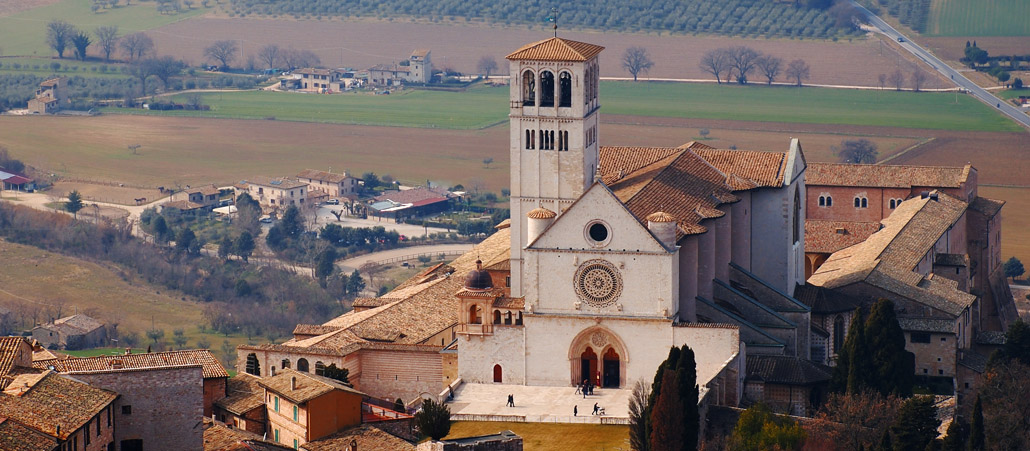 Blick von oben auf die Basilika San Francesco und den Franziskanerkonvent in Assisi (Italien).