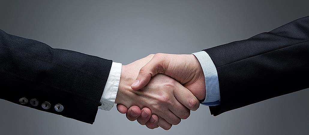 Ein Deal wird per Handschlag besiegelt.