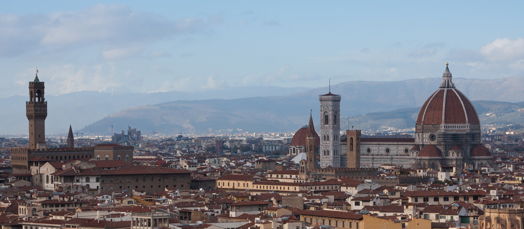 Aus der recht flachen Skyline von Florenz ragen der Dom und der Campanile heraus.