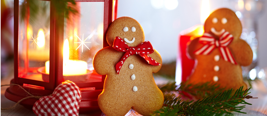 Lebkuchenmännchen und Weihnachtsdeko