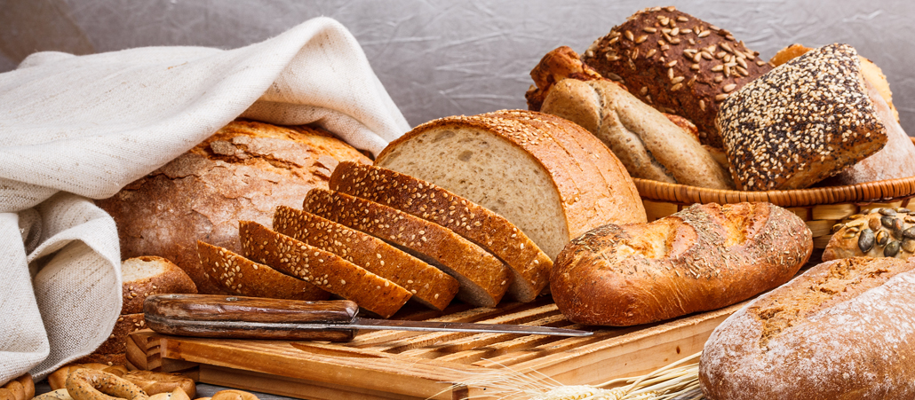 Geschnittenes Brot und Brötchen.