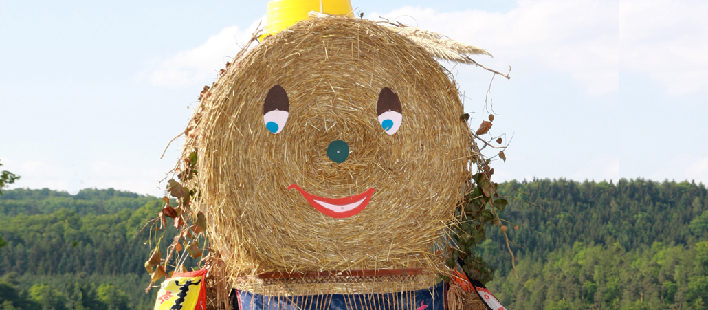 Puppe aus großen Strohballen mit Gesicht und Kleidung