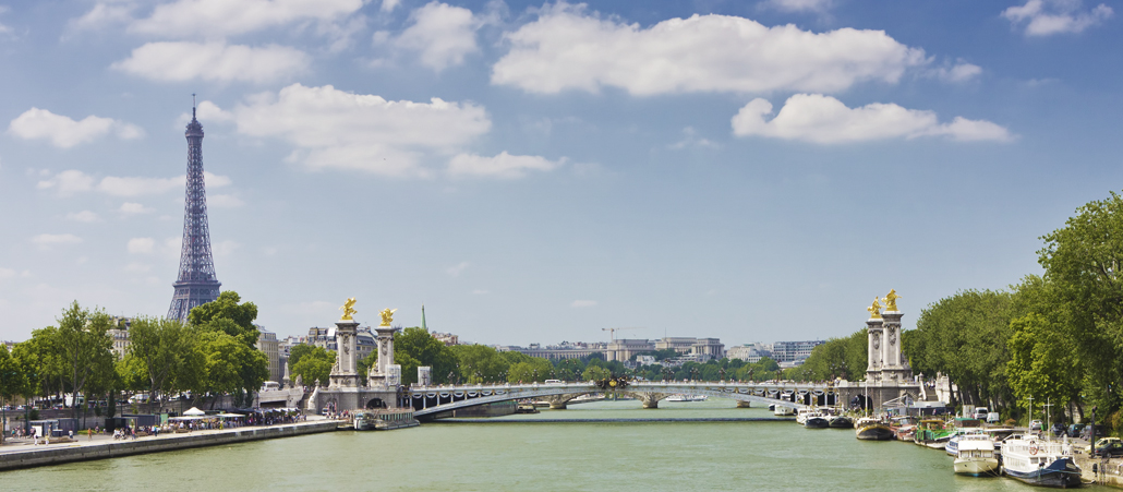 Seine und Eiffelturm von einer Seinebrücke aus