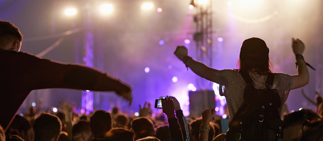 Jugendliche bei einem Musikfestival.
