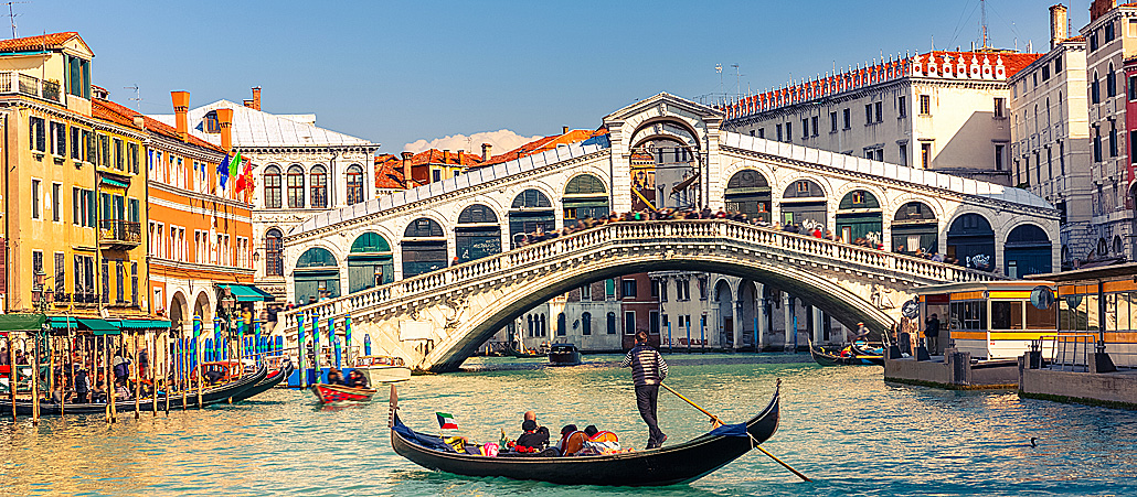 Die Rialtobrücke ist eines der bekanntesten Bauwerke von Venedig. Die Brücke führt über den Canal Grande und hat eine Länge von 48 Metern. Die neben dem Fondaco dei Tedeschi gelegene Brücke verbindet das Sestiere San Marco mit San Polo. Der Name der Brücke bezieht sich auf das Gebiet Rialto in San Polo, das vor einigen Jahrhunderten der wichtigste Handelsplatz der Stadt war.