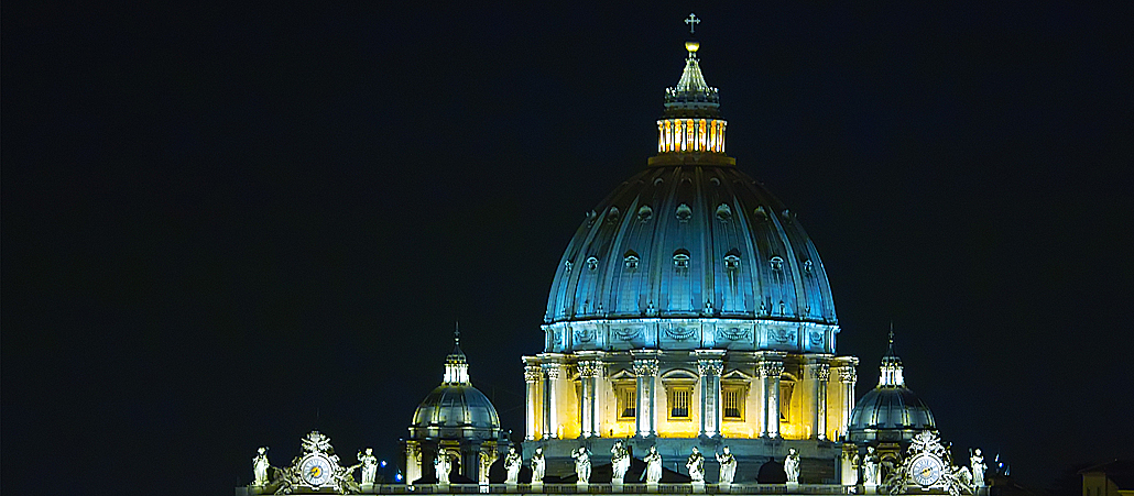 Der Petersdom bei Nacht.